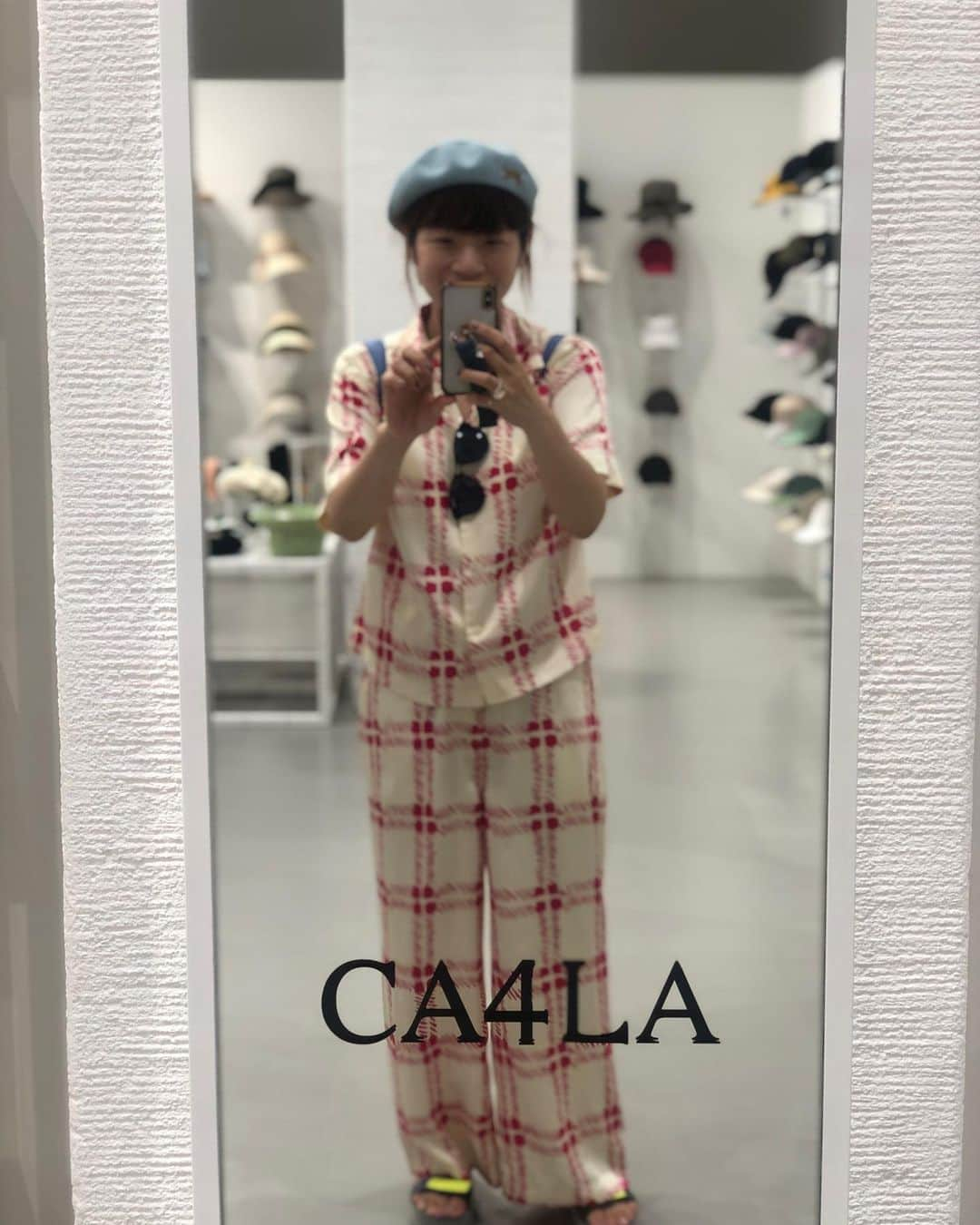 東出真緒のインスタグラム：「CA4LA さんの 2024SSコレクションへ👒  可愛すぎて迷うね  Too cute to get lost in.  #ca4la  #2024ss  #可愛い #fashion #hat #cute」