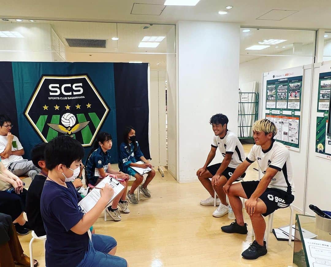 SC相模原のインスタグラム：「🏫出張夢授業！ マルイファミリー海老名  ✔︎FW15 #前田泰良 選手 @taira__maeda  ✔︎MF25 #田中陸 選手 @tana.riku_25   いつもは小学校で行っている夢授業を今回はマルイファミリー海老名で行いました！ 選手とこどもたちがいっしょに夢についつ考える授業を行いました！🙆‍♂️🙆‍♂️💭📝  #SC相模原 || #SCS」