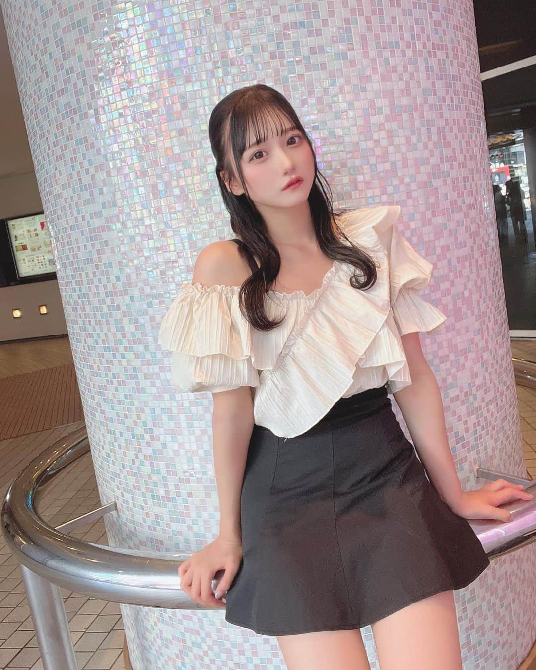 夢実あすかのインスタグラム：「❤︎´`  ．  ．  ．  #japaneseidol #japanesegirl #idol #instagood #instalike #selca #followforfollowback #selfie #today #ootd #dailylook #instafashion #followme #アイドル前髪 #makeup #今日のコーデ  #アイドル  #アイドルメイク  #メイク  #夏コーデ #いいね返し #自撮り #自撮り女子 #自撮り界隈 #推してください #シンプルコーデ #ミニスカートコーデ #オフショル #ハーフアップ」