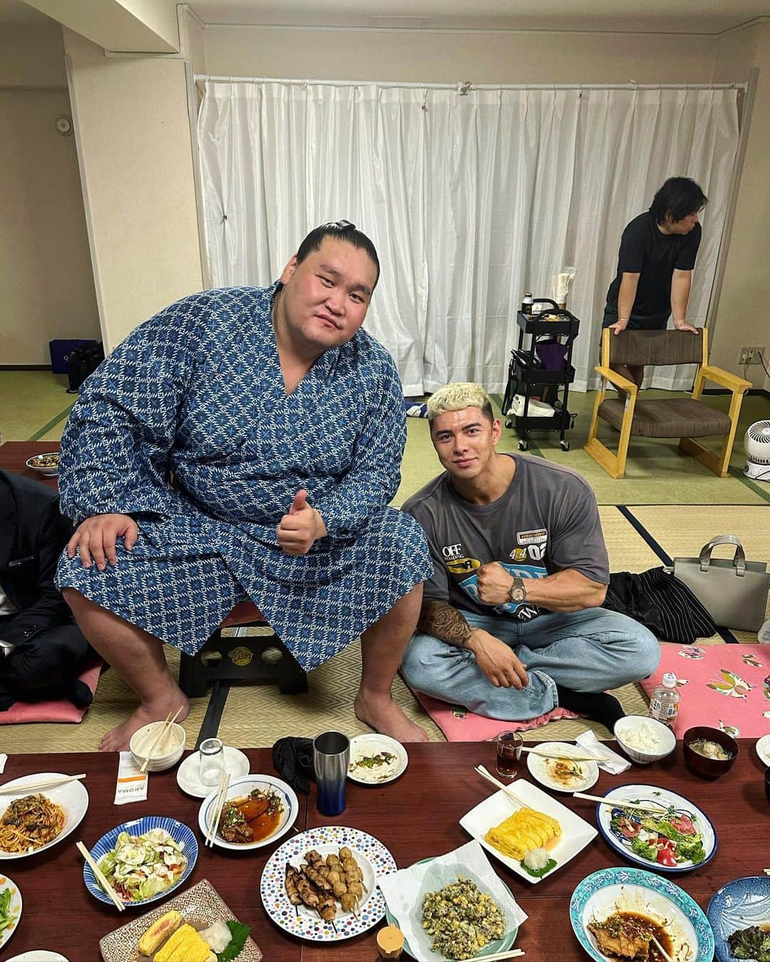 エドワード加藤のインスタグラム：「先日伊勢ヶ濱部屋に稽古の見学とお食事を頂いてきました！！3時間稽古を見させて頂きましたが迫力と緊張間が凄すぎて相撲の過酷さと凄さがもっとわかった日になりました！！ 横綱のオーラは別格で1番近くで稽古とお食事をさせてもらったことは一生の思い出です！！ THANK YOU YOKOZUNA 🔥🤝 #横綱デカすぎて小人にみえる」