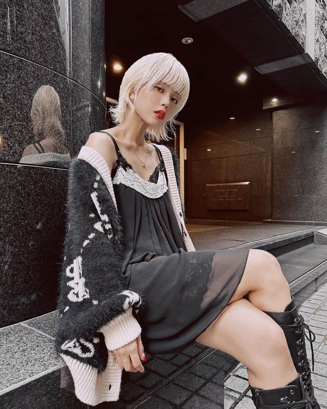 ハナエのインスタグラム：「ゆるニット＋スリップ＋ブーツの組み合わせ好き🖤 秋にしかできない組み合わせいっぱい楽しみたい…🥹 EVRIS（エヴリス）のリバーシブルニットカーディガンをメインにコーデしてみました🫶 ⁡ ⁡ ZOZOTOWNで発売中とのことです✔︎ https://zozo.jp/shop/evris/goods/75180034/?did=123157749 ⁡ ⁡ @evris_official @evris_snap_official #EVRIS #PR」