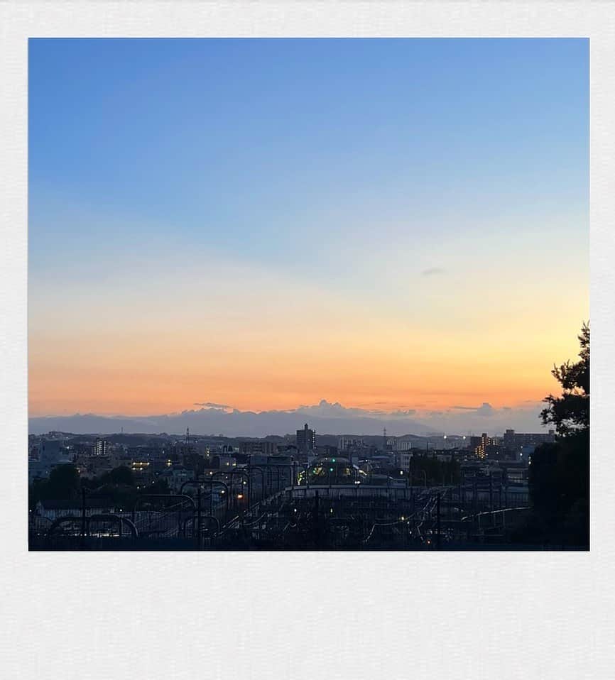 かせきさいだぁのインスタグラム：「夕刻のパノラマ❤️ #モンキーるんるん倶楽部」