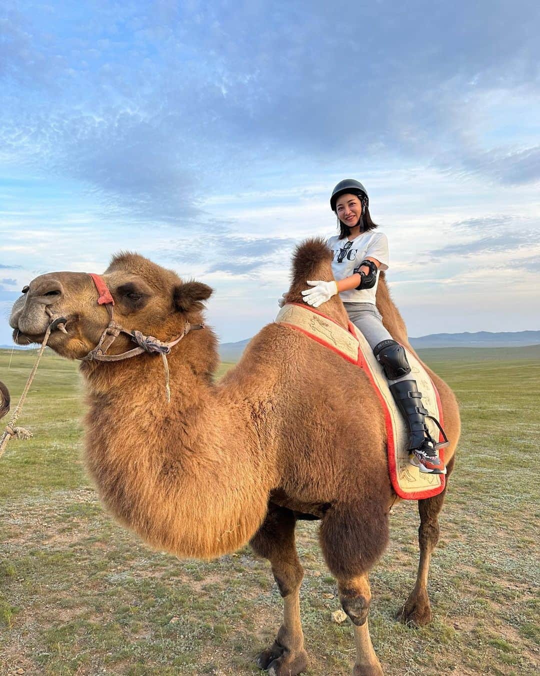 サヤカのインスタグラム：「. モンゴル旅行🐪 ラクダも馬も乗れてサンセット見たり星見たりひたすらのんびりできて最高だった❣️  毎日羊ばっかり食べて🐏羊になりそうだった💓  #モンゴル旅行#hskhaanresort #ウランバートル」