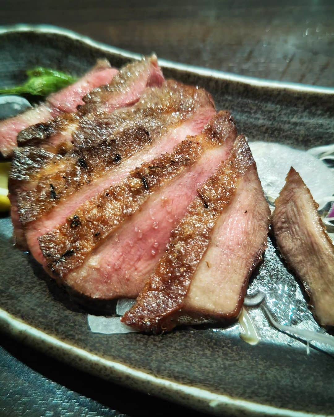 和田益典さんのインスタグラム写真 - (和田益典Instagram)「◆先週月曜(9/4)のスタジオ前晩ごはん  フィード投稿全然してませんでしたね。  どーでもいいんですけど…一応記録として。  ここはスタジオ前に時々行きます。  和牛炙り握りとウナギは必ず頼みます。  最近は昭和グラタンもマストになってるかな。 バウ氏が大好物なのですよ 笑  厚切りタンも旨し。  そして何よりエクストラコールド置いてるのが嬉しいんですよ。 . . #備忘録 #和牛炙り寿司 #鰻炙り寿司 #昭和グラタン #ウナギ #うなぎ #牛タン #厚切り牛タン #グラタン #牛カツ #九条ねぎ #和牛 #カツオたたき #鰹たたき #十三 #十三西口 #高崎流クリエイティブキッチン道場 #居酒屋 #飲み屋 .」9月12日 20時33分 - masunori_wada