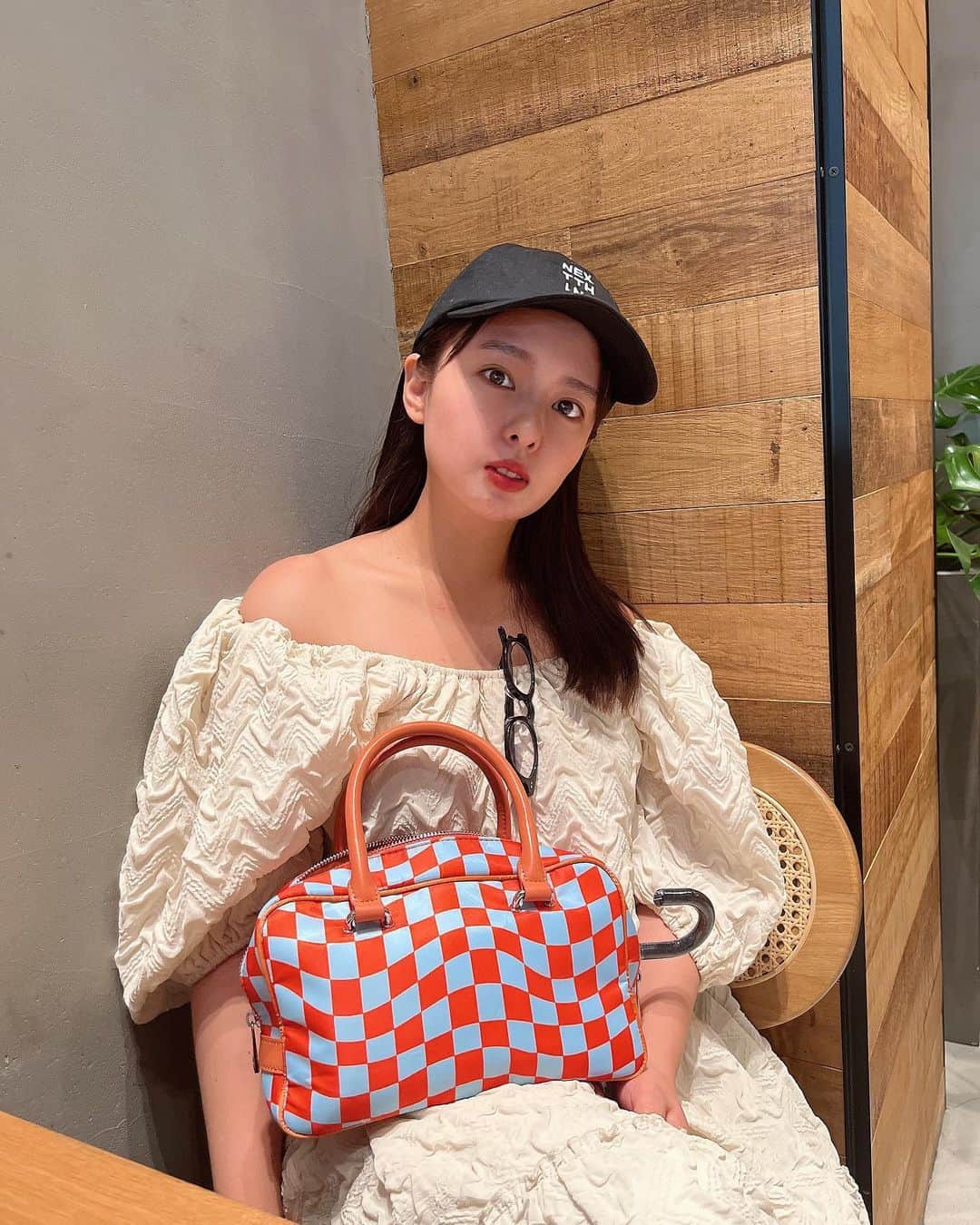 山田菜々のインスタグラム：「また台湾に行きたくて、 久しぶりに中国語の教科書ひっぱり出そうと思います🙄♨️  今日気づいたのだけどもうすっかり忘れてしまった😭！！  とりあえず「小籠包ください！」 思い出すことにしようっと...😏✏️笑  今日はタイミングよくお友達に会えて ちょっとお茶したので写真撮ってくれました☺️♡♡」