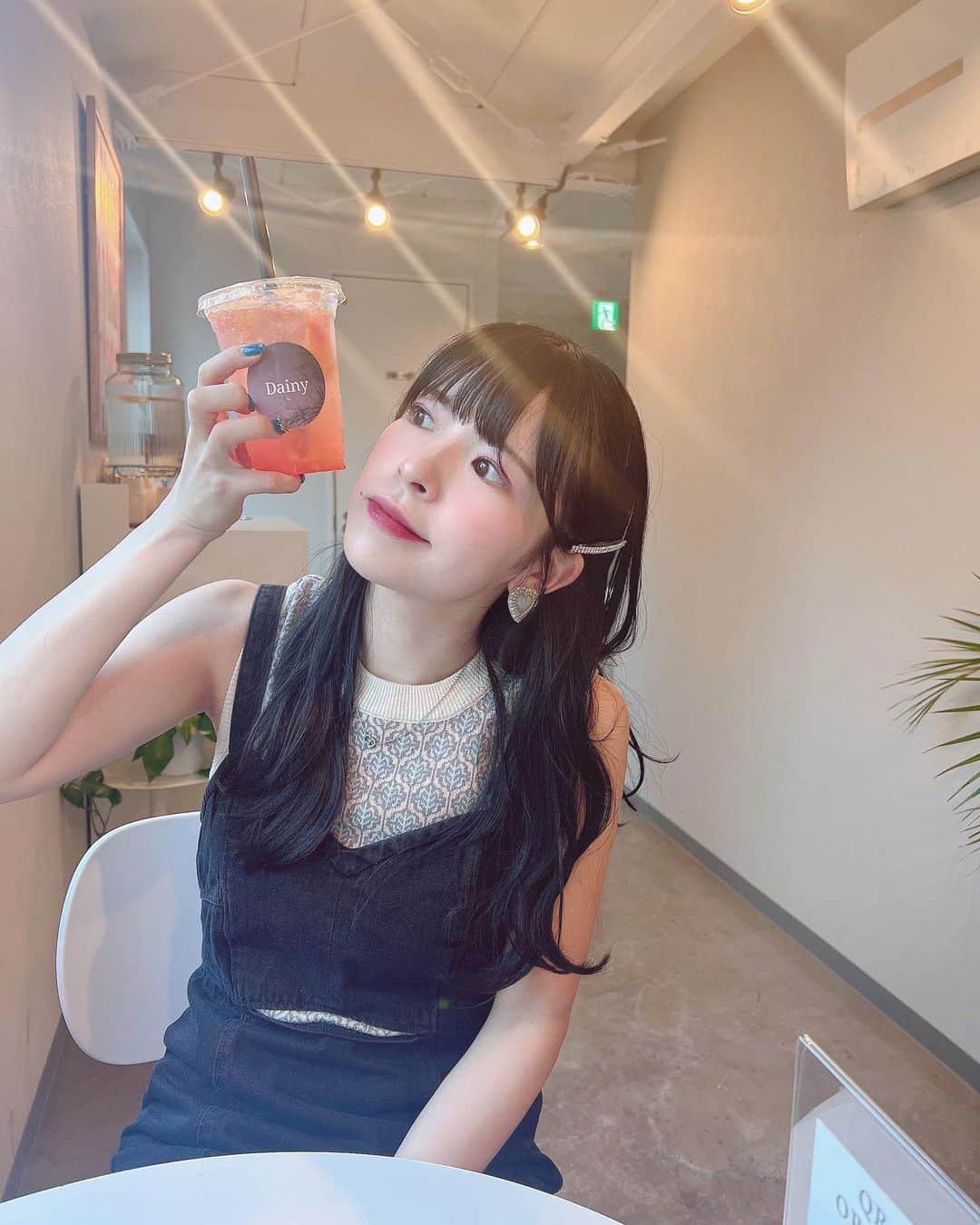 松崎博香のインスタグラム：「🧡 この飲み物美味しかった🥤 ピンクグレープフルーツ好きかもしれない🫶🏻 　 みんなはフルーツ何が好き？😗 　 #STARMARIE #スタマリ #instagood #instadaily #instagram #me #selfie #fyp #japanesegirl #셀카 #맞팔 #맞팔해요 #좋아 #좋아요 #일본인 #팔로우 #拍照 #台灣攝影師 #人像摄影 #攝影日常 #신오쿠보 #신오쿠보카페」