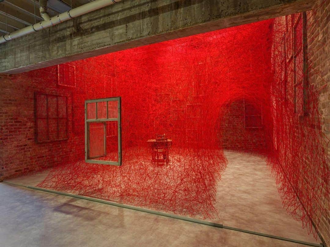 塩田千春さんのインスタグラム写真 - (塩田千春Instagram)「#Repost @koeniggalerie ・・・ We are delighted to announce the solo exhibition THE WALL BEHIND THE WINDOWS by Chiharu Shiota (@chiharushiota) in the Chapel at St. Agnes opening in conjunction with Berlin Art Week 2023.  For THE WALL BEHIND THE WINDOWS, Chiharu Shiota has turned the former Chapel at St. Agnes into one of her intricately threaded sculptures, on a scale that fills every inch of the exhibition space. Rather than entering the space perambulatorily, Shiota has devised a way for the interaction itself with her work to reflect the nature of the objects that feature most prominently within it: windows.  Shiota has been collecting discarded windows around Berlin ever since first arriving in the city in the late 1990s. Like the Japanese-born artist’s labyrinthine installations that envelop everyday keepsakes in delicate fibers, effectively turning them into materializations of memory, the window holds special significance in Shiota’s cosmos as a threshold device: it protects one from the outside and yet allows visual access to all that lies within its purview.   The windows have never been displayed within a threaded context before, which makes their appearance in the earlier liturgical spaces of a former church all the more resonant. Collecting and repurposing these windows in this show pays tribute to their heritage both as objects and devices that once allowed those who stood before or beneath them to experience separation and distance in visual terms. At the center of the installation is a sewing machine, itself a device that recalls the material that surrounds it, pointing to the otherwise invisible networks of associations that Shiota renders visible. This, ultimately, is what Shiota has achieved with THE WALL BEHIND THE WINDOWS – an excavation of something cast aside that in all its obdurate materiality still manages to speak its own language of remembrance.  CHIHARU SHIOTA | THE WALL BEHIND THE WINDOWS 13 SEPTEMBER – 11 NOVEMBER 2023  PUBLIC OPENING 13 SEPTEMBER 2023 | 5–9 PM  #KönigGalerie #KönigExhibition #ChiharuShiota  Images: Photos by Roman März. © Courtesy of the artist and König Galerie」9月12日 20時45分 - chiharushiota