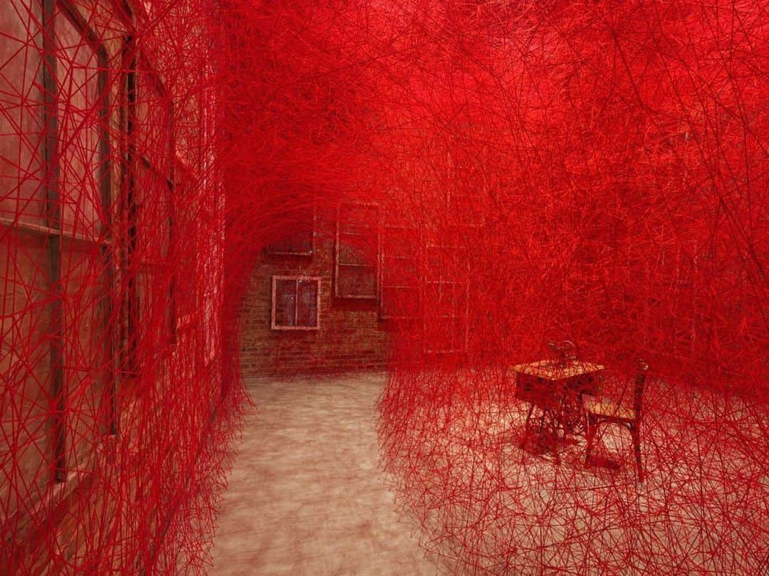 塩田千春のインスタグラム：「#Repost @koeniggalerie ・・・ We are delighted to announce the solo exhibition THE WALL BEHIND THE WINDOWS by Chiharu Shiota (@chiharushiota) in the Chapel at St. Agnes opening in conjunction with Berlin Art Week 2023.  For THE WALL BEHIND THE WINDOWS, Chiharu Shiota has turned the former Chapel at St. Agnes into one of her intricately threaded sculptures, on a scale that fills every inch of the exhibition space. Rather than entering the space perambulatorily, Shiota has devised a way for the interaction itself with her work to reflect the nature of the objects that feature most prominently within it: windows.  Shiota has been collecting discarded windows around Berlin ever since first arriving in the city in the late 1990s. Like the Japanese-born artist’s labyrinthine installations that envelop everyday keepsakes in delicate fibers, effectively turning them into materializations of memory, the window holds special significance in Shiota’s cosmos as a threshold device: it protects one from the outside and yet allows visual access to all that lies within its purview.   The windows have never been displayed within a threaded context before, which makes their appearance in the earlier liturgical spaces of a former church all the more resonant. Collecting and repurposing these windows in this show pays tribute to their heritage both as objects and devices that once allowed those who stood before or beneath them to experience separation and distance in visual terms. At the center of the installation is a sewing machine, itself a device that recalls the material that surrounds it, pointing to the otherwise invisible networks of associations that Shiota renders visible. This, ultimately, is what Shiota has achieved with THE WALL BEHIND THE WINDOWS – an excavation of something cast aside that in all its obdurate materiality still manages to speak its own language of remembrance.  CHIHARU SHIOTA | THE WALL BEHIND THE WINDOWS 13 SEPTEMBER – 11 NOVEMBER 2023  PUBLIC OPENING 13 SEPTEMBER 2023 | 5–9 PM  #KönigGalerie #KönigExhibition #ChiharuShiota  Images: Photos by Roman März. © Courtesy of the artist and König Galerie」