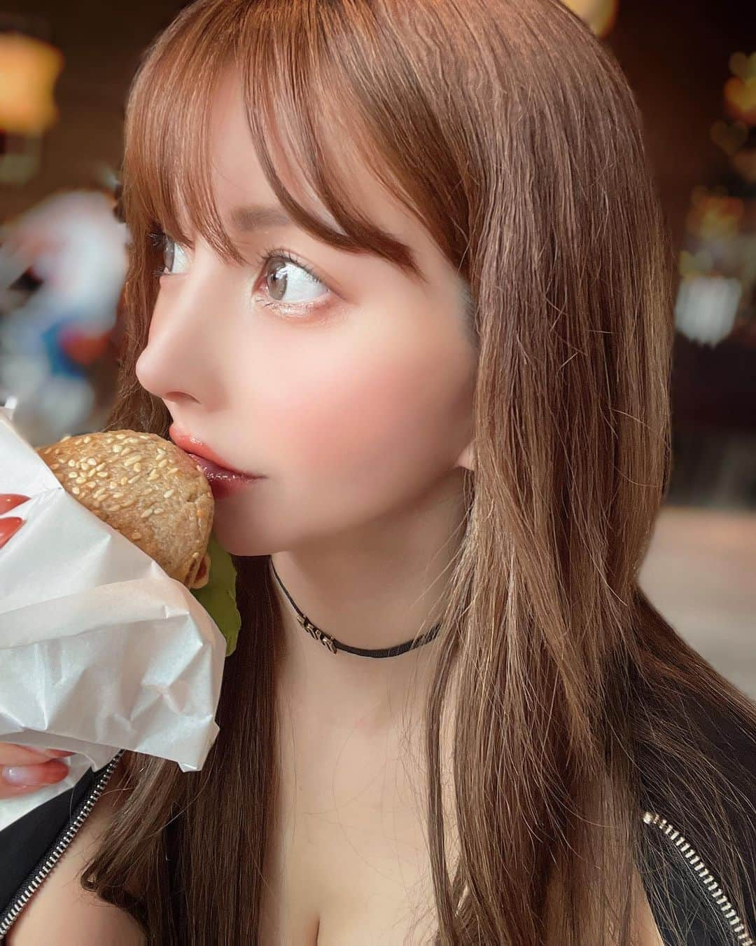 愛川みれいのインスタグラム：「yummy😋🍔🍽️❤️✨  マンダリンのヴィーガンバーガーが 美味しすぎて忘れられないっ🥹💋  食べ物、飲み物、身につける物、景色、好きな人 目に見える物全てにときめいていたい🫶  それが若さの秘訣🤭知らんけど🥸  #マンダリンオリエンタル東京  #ランチ#ヴィーガンバーガー #ときめき#目に見えるもの#若さの秘訣 #本当に大切なものは目に見えないけどね」