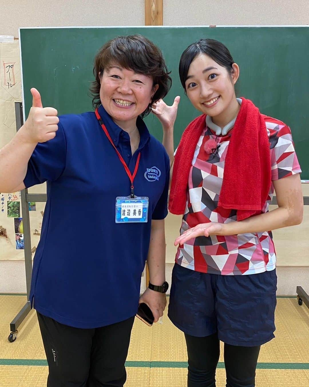 松本亜美さんのインスタグラム写真 - (松本亜美Instagram)「きのうの自然派 田んぼにコイして🌾 今年は古代米作りにチャレンジしています！コシヒカリよりも早めに稲刈りのシーズンを迎えたということで、師匠と自然派田んぼ応援隊の皆さんと共に1年ぶりの稲刈りをしました！！  稲を刈るのはゆっくりできるのですが、稲をまとめるのが難しい🥲 どっちが上？どうやってねじるの？ ハテナがいっぱい飛びつつ、何度も繰り返し結ぶことでなんとか習得！ 次のコシヒカリの稲刈りの時にちゃんとできるのか… ハラハラしつつも、引き続き練習を重ねようと思います！  錦鯉もたくさん放したので捕まえるのに一苦労💦 元気いっぱい育っているということがわかるのですが、素早い動きについていけませんでした😂  稲刈り後は地元の皆さんが集まって体操をしていたところに潜入👀 腰を丸めて作業をすることが多い田んぼなので、気持ちよくストレッチができました☀️ 先生のおかげで皆さん終始笑顔で賑やかな時間を過ごせました！ またぜひ一緒にストレッチをしたいです♪  #teny #テレビ新潟  #夕方ワイド新潟一番  #自然派 #田んぼにコイして  #自然派田んぼ #あみ田んぼ  #稲刈り #古代米 #錦鯉  #結び方 #難しい  #健康いきいき体操 #気持ち良い  #アナウンサー  #松本亜美」9月12日 20時39分 - ami_matsumoto_teny