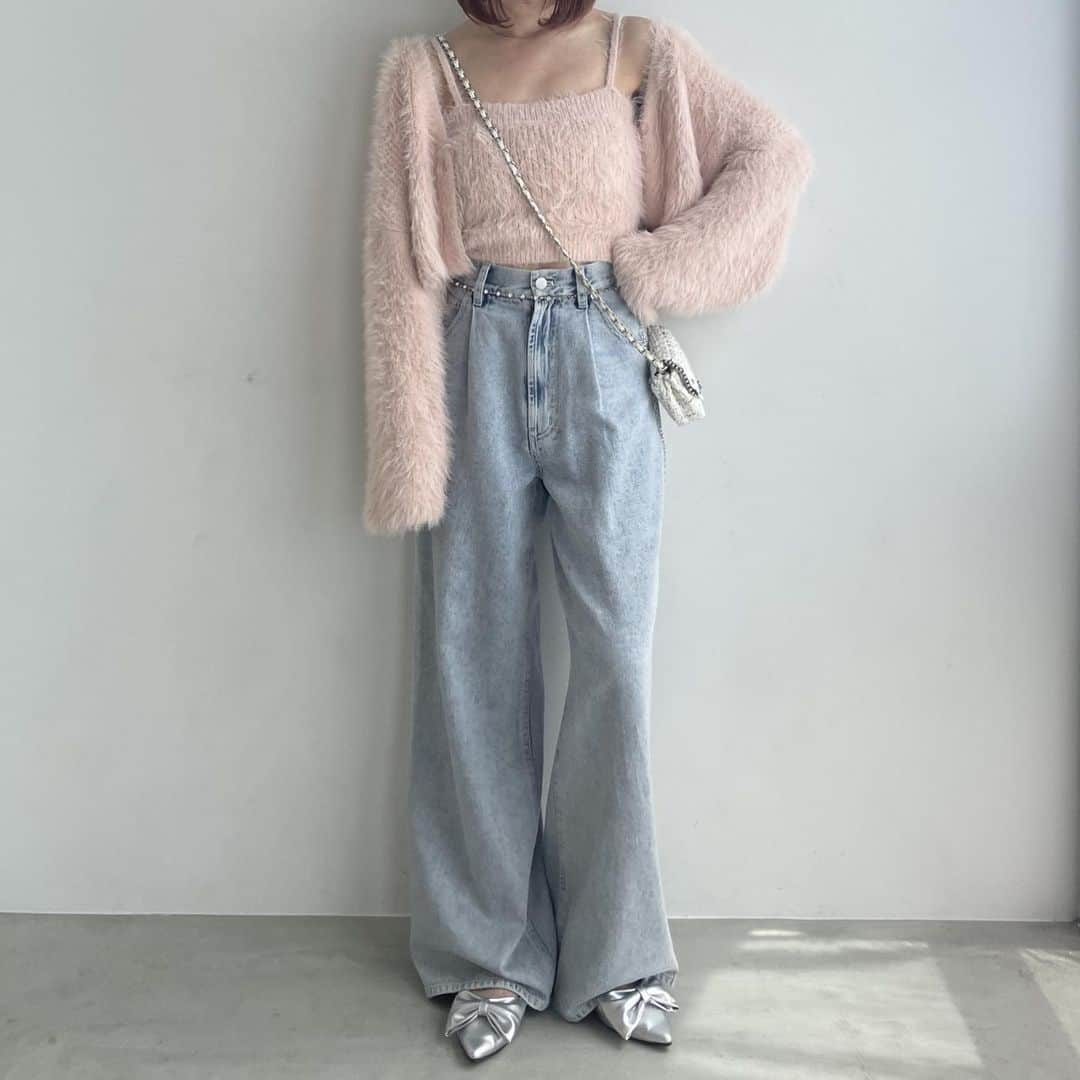 ヘザーさんのインスタグラム写真 - (ヘザーInstagram)「【　recommend item 】 ⁡ 今シーズンマストで手に入れたいシャギーニット。 ⁡ #シャギーニットキャミ2P  ¥7,150（税込み） ⁡ カーディガンとキャミソールのアンサンブルなので ロングシーズン使えて着回しも万能。 思わず触りたくなるふわふわな素材感も魅力です。 これ1着で大人可愛いコーデが叶うおすすめのモテニット！ ⁡ 後ろポケットの上にはヘザーの可愛いタグが 付いているのがポイント🏷️！！ ⁡ #ベーシックルーズストレートデニム ¥6,600（税込） ⁡ ストレートデニムは足のラインをまっすぐに 見せてくれるのでスタイルアップ効果抜群。 定番のスタイルで流行り廃りなくタイムレスに 使用していただけます。 後ろポケットの上にはヘザーの可愛いタグが 付いているのもポイント。 ⁡ #Heather #ヘザー　#デニム　#デニムコーデ #デニムパンツ　#デニムコーディネート #ハイウエストデニム　#デニムワイドパンツ #デニムワイドパンツコーデ #ニット　#サマーニット　#ブーツ　#ニット　#ジャギーニット　#シャギーニットカーディガン #カーディガン　#カーディガンコーデ #ニットキャミ　#レザーショーパン　#レザーショートパンツ　#ショートパンツ　#ショートブーツ　#ブーツ　#ニット　#デニム　#デニムパンツ　#プリーツスカート」9月12日 20時45分 - heather_love_official