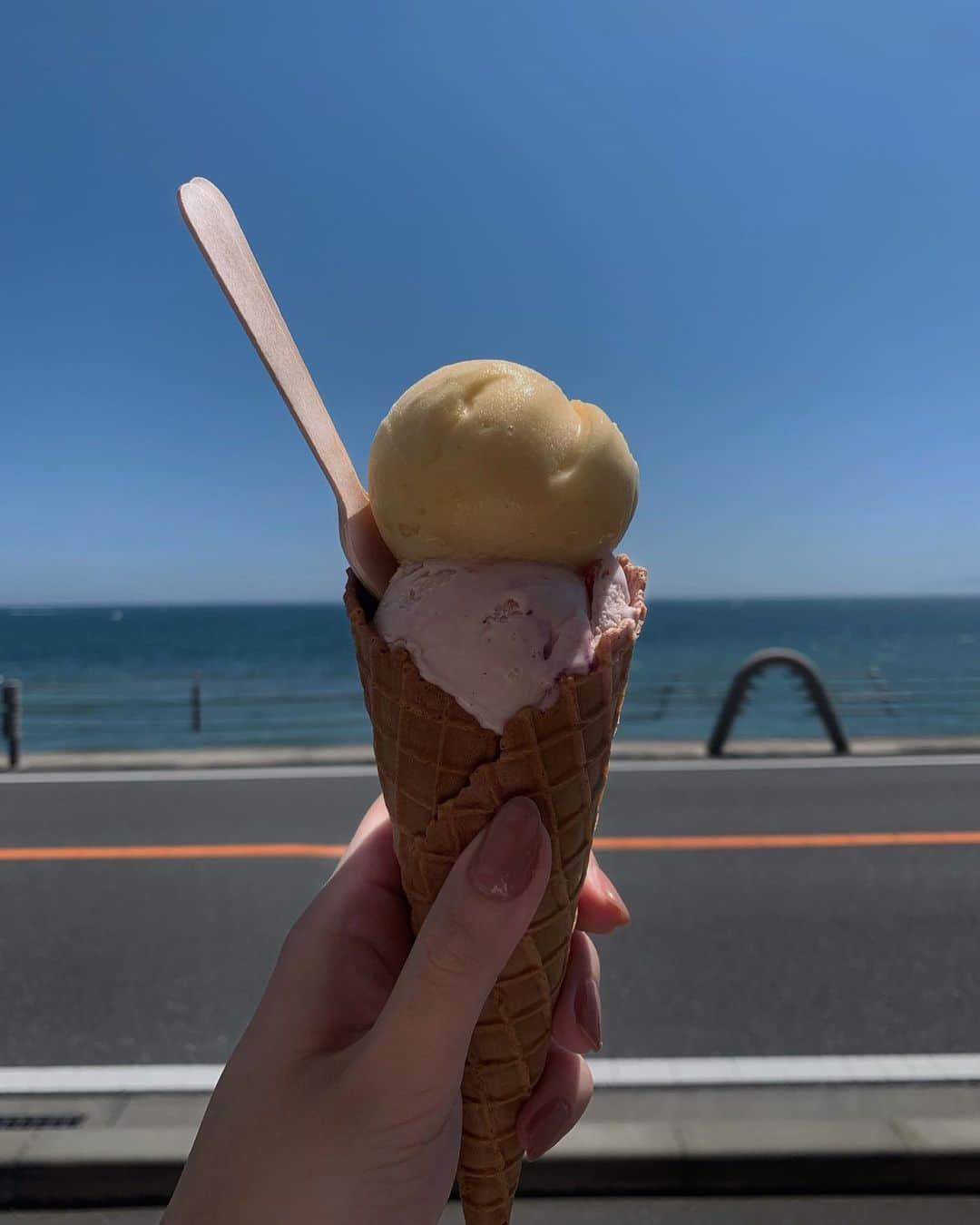 若本美夏海のインスタグラム：「今年はたくさん食べた🩵  みんなは何味がすきー？🍨🍨🍨  #icecreamlove  #icecreamtime  #byebyesummer」