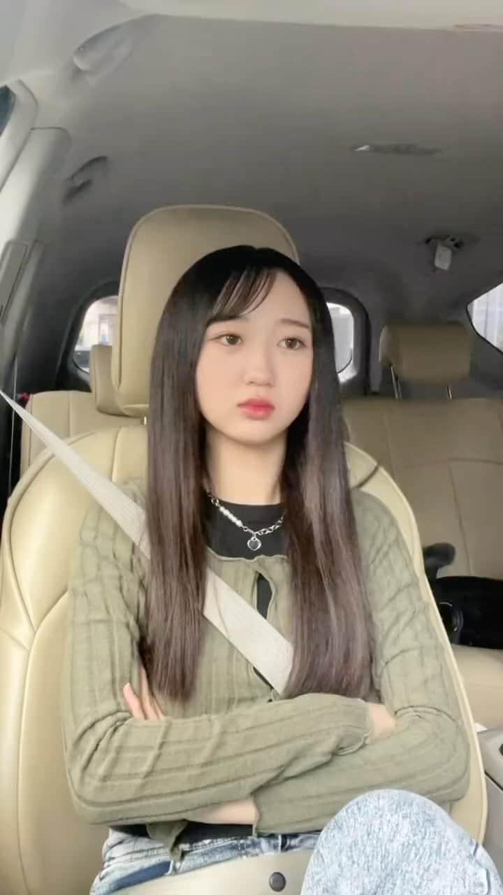 のインスタグラム：「口を動かせば嘘ばっかり🤥 #口パク下手くそ」