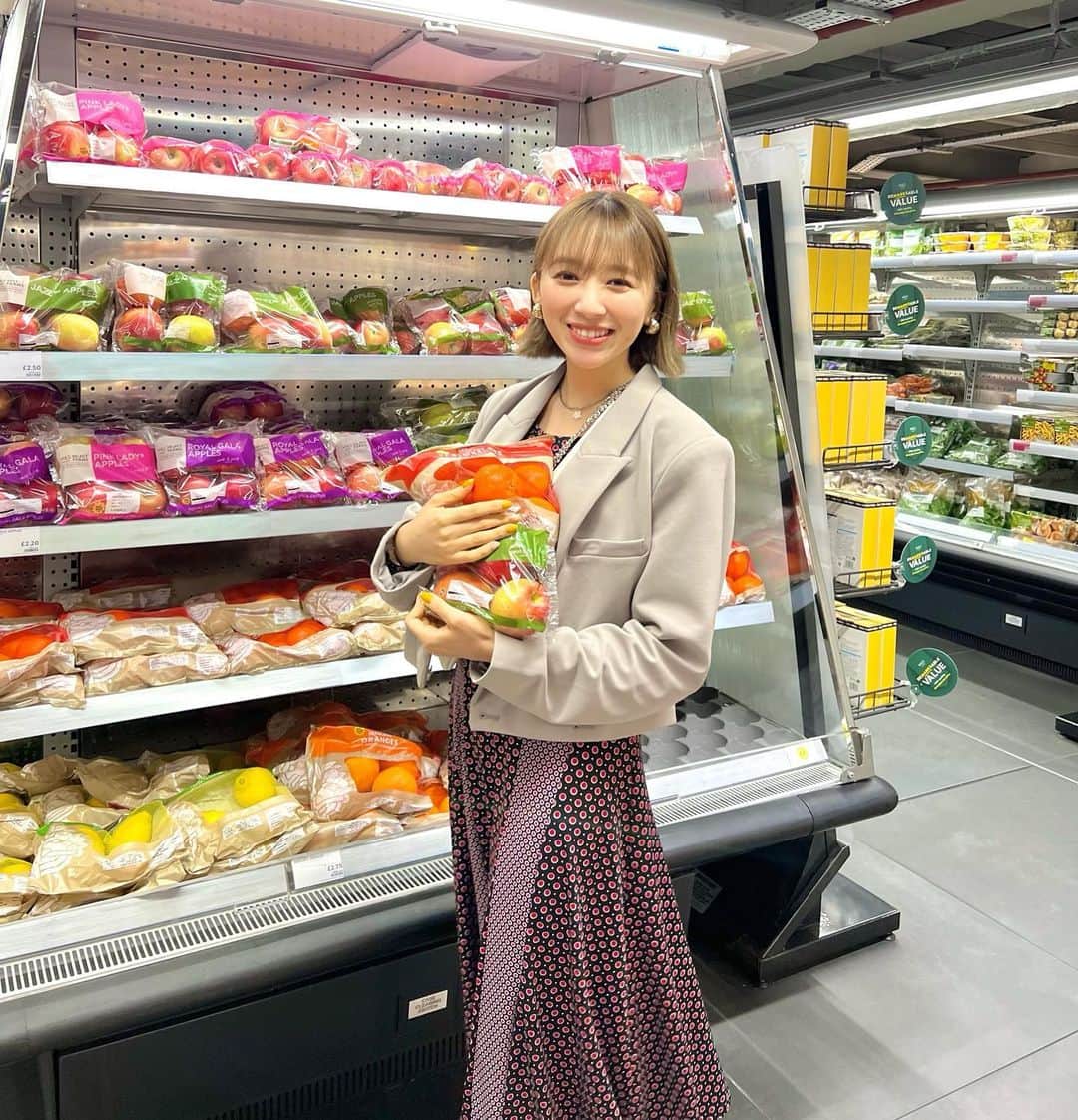 佐藤詩織のインスタグラム：「food hunting at grocery store in London 🇬🇧 I like Waitrose and M&S!」