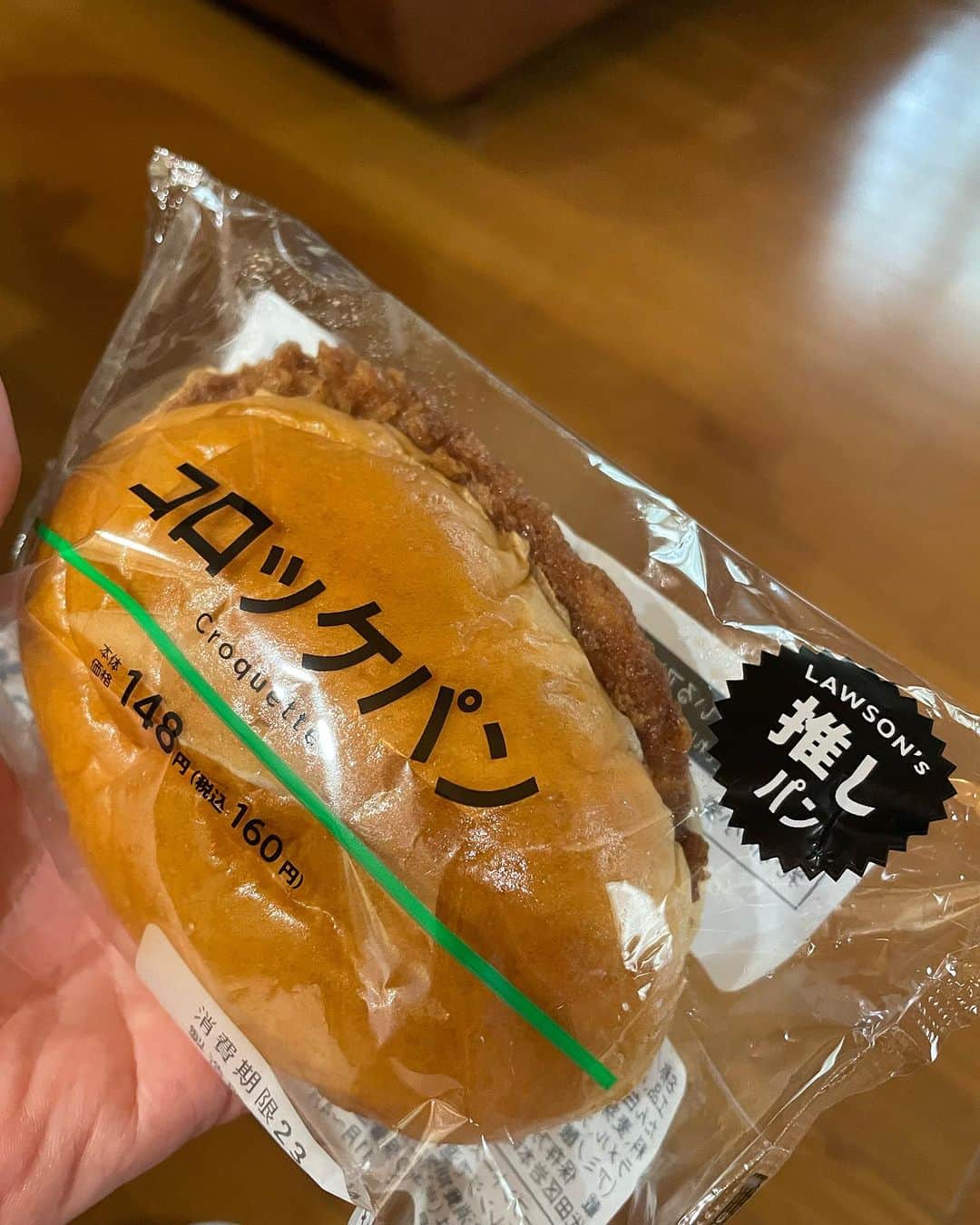 飯島直子さんのインスタグラム写真 - (飯島直子Instagram)「こんばんは^ - ^♪  日中は暑かったですね  食べ損ねたごはんを取り戻そうとハンバーグライスを頼みましたが、足りませんでした  おしゃれな店はおしゃれな量です  帰りにコロッケパン買いました  財布にお金が入ってなく ビビりました^ - ^  10.11日のへんじすこしです＾＾  shiho54才誕生日おめでとう♪ 感謝のキモチを忘れずに、日々を楽しく…だね^ - ^ステキな一年になりますように♪  masayuki誕生日おめでとう♪ 俺は二枚目♪横浜の街はいいね いつもありがとう^ - ^良い一年になりますように♪  めみ誕生日おめでとう♪ スナックママ20年！スゴイね♪今夜は大盛り上がりだ♪ カラダに気をつけ頑張ってね♪ ステキな一年になりますように♪  ayanomaru31才誕生日おめでとう♪家族のたまにトラック走らせる！長距離安全運転で頑張ってね！良い一年になりますように♪  お母さん白内障手術無事終わってよかった^ - ^わたしの周りにもいるよ、７４才まだまだ若い！元気に長生きしてもらおうね、ks19770327！  サンタ♪  モミスリ作業お疲れさま！ 姉妹、お互い家庭を持つとズレを感じるときもあるけど仕方のないこと^ ^今度会ったとき 2人でゆっくり話してみてね 根本はなにも変わってないことに気づくとおもうから^_^ かわいい妹誕生日おめでとう♪ としこ！  肺がんに…不安だよね…しっかり治療しようね！がんばろう！ naokiᕦ(ò_óˇ)ᕤ  寝不足マー坊！居眠ないでね！  愛犬のインスリン毎日大変だけど頑張ってね^ - ^インスタライブまたやるね^ ^hime♪  つみき♪  婿取り娘は血の涙… 板挟みで逃げ場なくクタクタ… 婿取りは大変と聞くね… 一度開き直って、文句があるなら 互いで解決してくださいと 言ってみたらどうかな… 家族になったんだからあなたが全部背負う必要はないとおもう 勇気だしてみて！ohisama！  お母さん連れてスーパー行けたかな^ - ^？喜んでくれるね♪ クミコマ！  伸之！お疲れさま^ - ^  ミッシェル育子♪  いづみまた参加してね♪  広島の幸！広島弁いいね♪  美穂子♪  ネガティブ飛んでけーー！  コロナで38度！大事にしてね ribo！  菜々子♪  肋骨骨折3本はキツすぎる！ 大事にしてね！yuka！  そのみ♪  エリ、大阪からお帰り！ 友だちのお母さん大事にしてあげてね^ - ^体調気をつけて！  今日から5連勤！頑張るな〜 kuu！  memezoお父さんは十分満足してるとおもうよ^ - ^ 今日も明日もがんばろうね！  みか！おかゆさん食べれるようになってよかった^ - ^ しっかり休んで、しっかり食べて元気に帰ってきてね、待ってるよ^ - ^  乳がん初期の可能性…大丈夫だよ、検査してわるいとこあったら、しっかり治そうね 祈ってるᕦ(ò_óˇ)ᕤyouli！  ゆき子ありがとう^ - ^  サンディサンディ♪  マリー♪  まり♪  ミイ♪  ともこ！そんなこと気にすることないよ^ - ^2度でも3度でも！ラーメン辛いけどおいしいよ^ - ^  あ、今朝のバックはニトリです  ポケットがいっぱいあって便利です^ - ^  今日も一日お疲れさまでした  今夜は早寝できそうです  みんなもゆっくり眠てね  おやすみなさい( ´ ▽ ` )ﾉ♡  また明日♡♡」9月12日 20時46分 - naoko_iijima_705_official