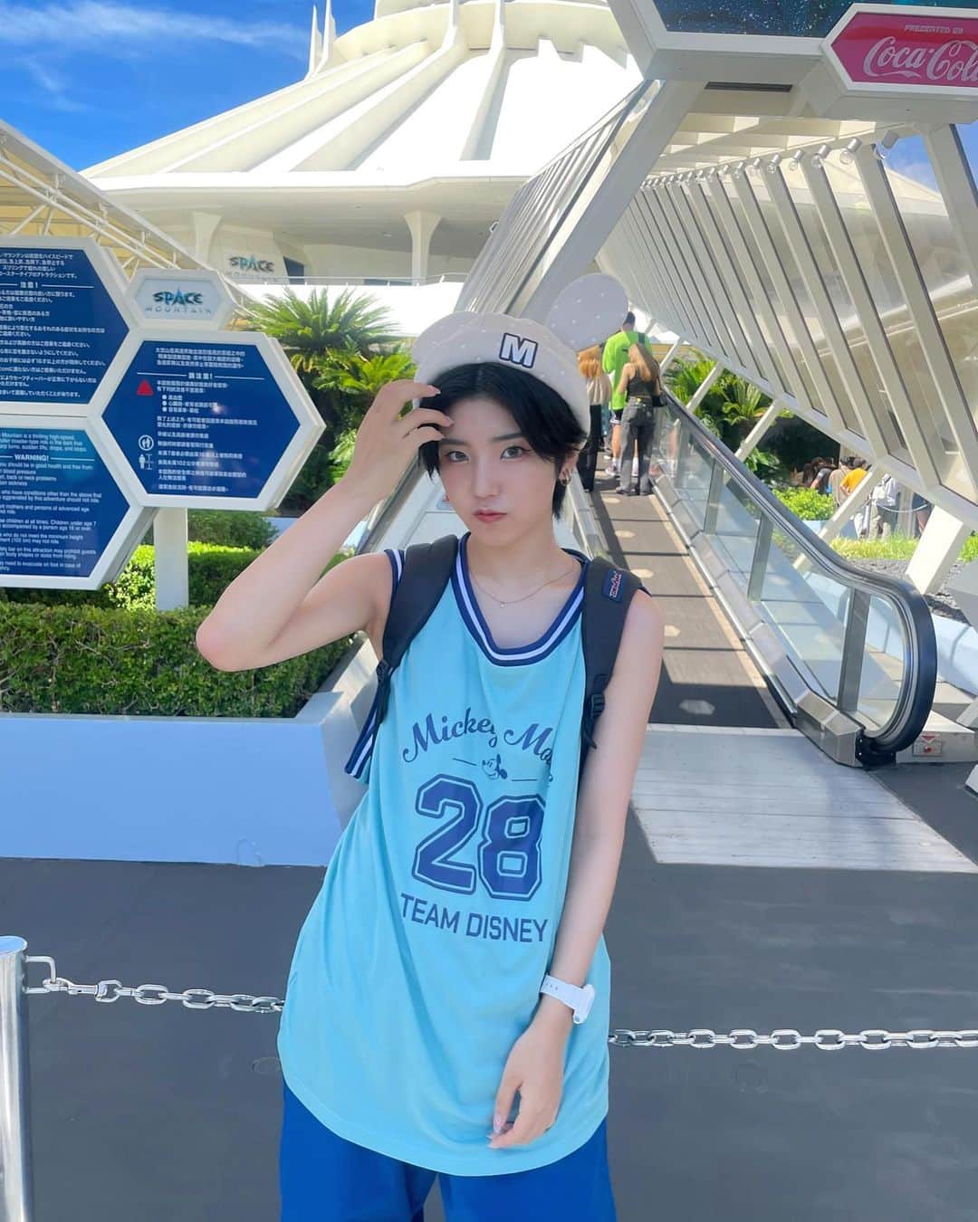 小島はなのインスタグラム：「・ 3大マウンテンなら どれがすき?? ・ ちなみにはなはビックサンダー🫶🏻 ・ #はなとディズニー #Disneyland #ディズニーランド #AMEFURASSHI #小島はな」