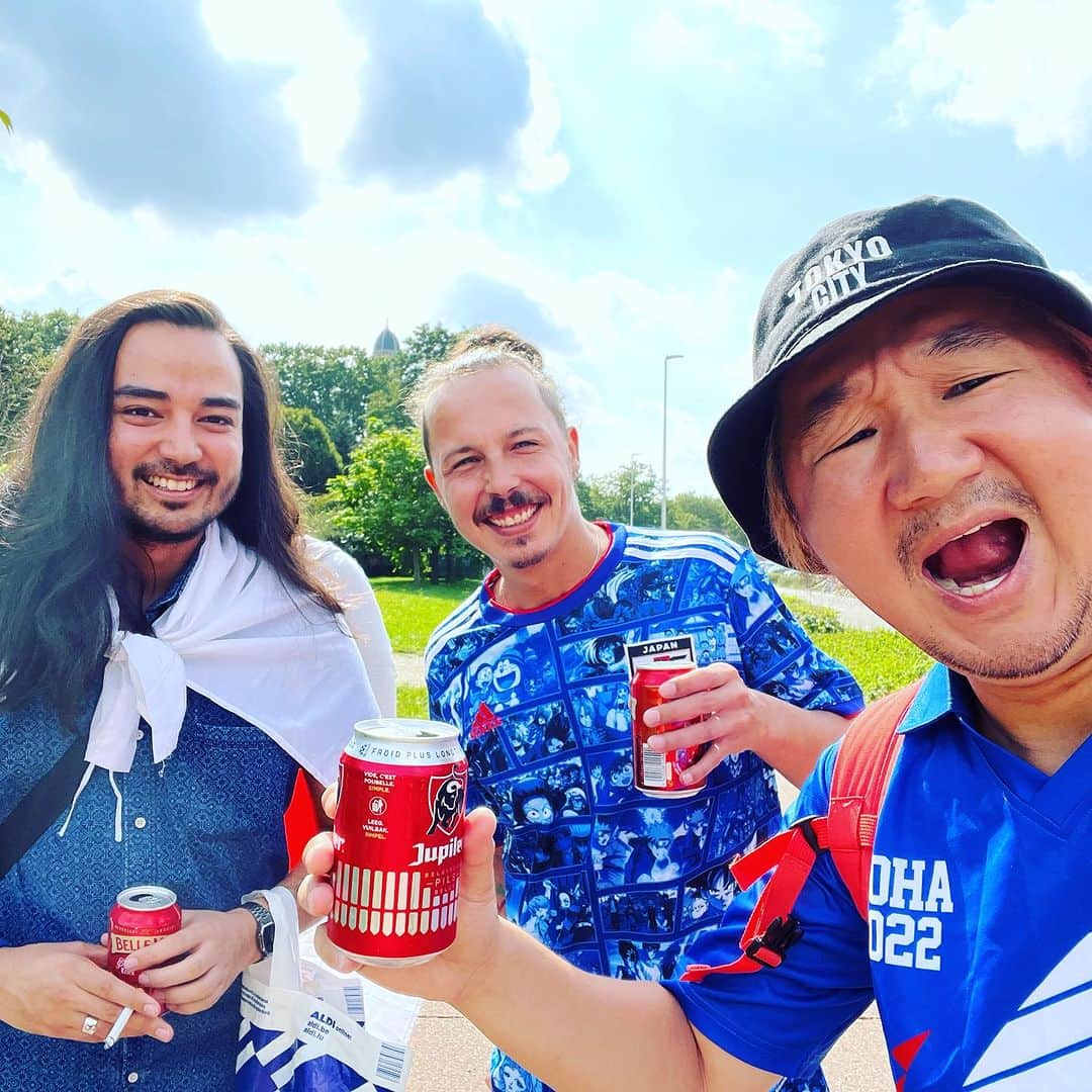 植田朝日のインスタグラム：「🇧🇪🇧🇪🇧🇪  一期一会  去年、三苫くんのユニオンの試合に来た時に知り合ったRYOくん(日系ハーフ)の家に泊めて貰ってて、昨日はホームパーティーにもお呼ばれ。  そして、今日はその友達のジェロムにスタジアムまで車に乗せて貰ったぜ！w  やっぱ仲間って最高だな！w  てか、早く日本でもてなしたいよ。  #FooTravelleR #サッカー旅 #朝日旅 #サッカー日本代表 #ベルギー旅」