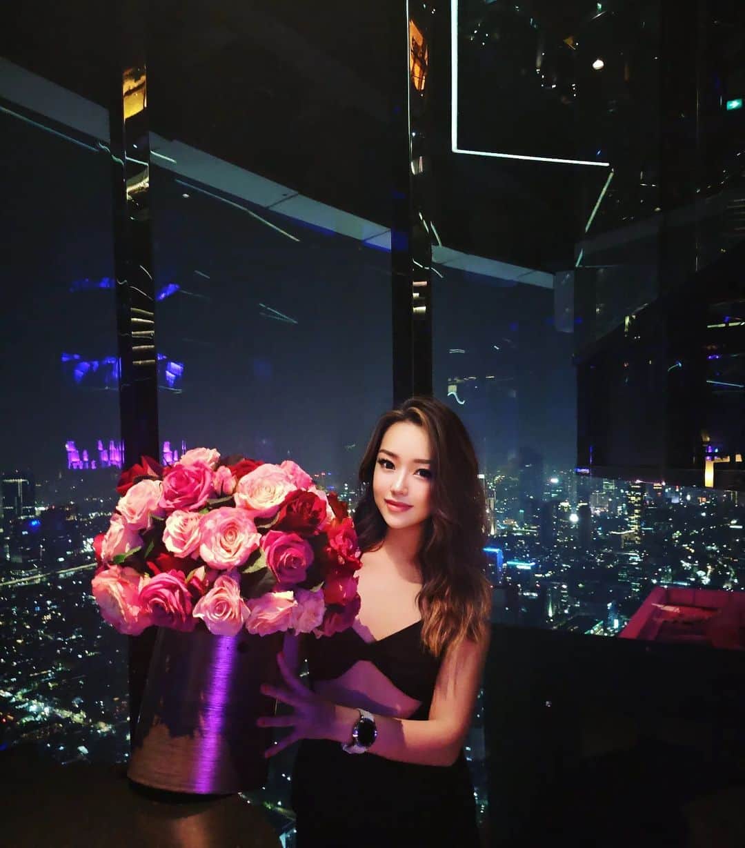 Nicole Chenさんのインスタグラム写真 - (Nicole ChenInstagram)「Before a DJ gig in Jakarta I visited the tallest rooftop bar here at Hensin in Westin Hotel Jakarta  #hensinjakarta #westinhotel #dj #djlifestyle」9月12日 20時48分 - nicolechen.tv