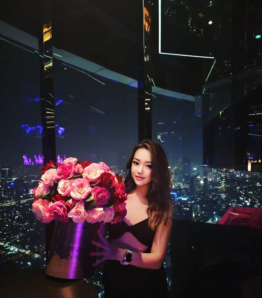 Nicole Chenのインスタグラム：「Before a DJ gig in Jakarta I visited the tallest rooftop bar here at Hensin in Westin Hotel Jakarta  #hensinjakarta #westinhotel #dj #djlifestyle」