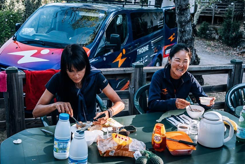 與那嶺恵理さんのインスタグラム写真 - (與那嶺恵理Instagram)「Our successful @tourdelardechefeminin 3 stages WIN 🙌🏻🍾in 7days, Done&Dusted 🫶🏻 . . First of all thank you girls and staff 🫶🏻 only word I can find is Thank you for having nice time in the race. it’s photo dumps from our 📸 @oskarsbrook  . . But very personal side, I was riding a roller coaster🎢behind our success. Try to be I’m okay but sometimes I couldn’t control.  Last Sunday, I was caught food poison, vomited🤮& whole body pain 😵‍💫whole day and couldn’t eat anything just 2days before start the race. It was my first try to be okay.  I tried my best first half of the week for the team.  And then I god terrible news from Japan in the mid week. I don’t know why I had shocked my heart so much💔Couldn’t control my emotions of sadness because of how he died and the feeling of his people…. Tried to be I’m okay again.  And next, I got unfortunate puncture in the race. I couldn’t do anything for the team. It the moment every thing in my heart & body was flat 😢  . . It’s completely on me so I was trying I’m okay to outside but inside of me was not okay.  I wanted to post a lots of nice stories of how we race with insane photo of Oscar 📸 but I could not do it😢. Now, I could have time to breathe. Still I can’t sort out my mind though. I need to move forward for up coming race. It’s time to post our nice memories to share 🫶🏻 . . Also my teammies’ performance and victory make my heart repaired a lot 🧡👭 Proud of you 🫶🏻 Step and move forward slowly.  . . #今日のエリさん　#HumanPoweredHealth」9月12日 20時50分 - eriyonamine