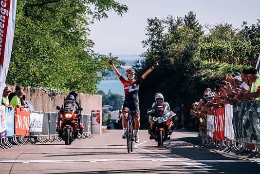 與那嶺恵理さんのインスタグラム写真 - (與那嶺恵理Instagram)「Our successful @tourdelardechefeminin 3 stages WIN 🙌🏻🍾in 7days, Done&Dusted 🫶🏻 . . First of all thank you girls and staff 🫶🏻 only word I can find is Thank you for having nice time in the race. it’s photo dumps from our 📸 @oskarsbrook  . . But very personal side, I was riding a roller coaster🎢behind our success. Try to be I’m okay but sometimes I couldn’t control.  Last Sunday, I was caught food poison, vomited🤮& whole body pain 😵‍💫whole day and couldn’t eat anything just 2days before start the race. It was my first try to be okay.  I tried my best first half of the week for the team.  And then I god terrible news from Japan in the mid week. I don’t know why I had shocked my heart so much💔Couldn’t control my emotions of sadness because of how he died and the feeling of his people…. Tried to be I’m okay again.  And next, I got unfortunate puncture in the race. I couldn’t do anything for the team. It the moment every thing in my heart & body was flat 😢  . . It’s completely on me so I was trying I’m okay to outside but inside of me was not okay.  I wanted to post a lots of nice stories of how we race with insane photo of Oscar 📸 but I could not do it😢. Now, I could have time to breathe. Still I can’t sort out my mind though. I need to move forward for up coming race. It’s time to post our nice memories to share 🫶🏻 . . Also my teammies’ performance and victory make my heart repaired a lot 🧡👭 Proud of you 🫶🏻 Step and move forward slowly.  . . #今日のエリさん　#HumanPoweredHealth」9月12日 20時50分 - eriyonamine