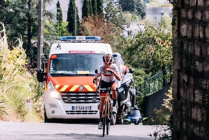 與那嶺恵理さんのインスタグラム写真 - (與那嶺恵理Instagram)「Our successful @tourdelardechefeminin 3 stages WIN 🙌🏻🍾in 7days, Done&Dusted 🫶🏻 . . First of all thank you girls and staff 🫶🏻 only word I can find is Thank you for having nice time in the race. it’s photo dumps from our 📸 @oskarsbrook  . . But very personal side, I was riding a roller coaster🎢behind our success. Try to be I’m okay but sometimes I couldn’t control.  Last Sunday, I was caught food poison, vomited🤮& whole body pain 😵‍💫whole day and couldn’t eat anything just 2days before start the race. It was my first try to be okay.  I tried my best first half of the week for the team.  And then I god terrible news from Japan in the mid week. I don’t know why I had shocked my heart so much💔Couldn’t control my emotions of sadness because of how he died and the feeling of his people…. Tried to be I’m okay again.  And next, I got unfortunate puncture in the race. I couldn’t do anything for the team. It the moment every thing in my heart & body was flat 😢  . . It’s completely on me so I was trying I’m okay to outside but inside of me was not okay.  I wanted to post a lots of nice stories of how we race with insane photo of Oscar 📸 but I could not do it😢. Now, I could have time to breathe. Still I can’t sort out my mind though. I need to move forward for up coming race. It’s time to post our nice memories to share 🫶🏻 . . Also my teammies’ performance and victory make my heart repaired a lot 🧡👭 Proud of you 🫶🏻 Step and move forward slowly.  . . #今日のエリさん　#HumanPoweredHealth」9月12日 20時50分 - eriyonamine