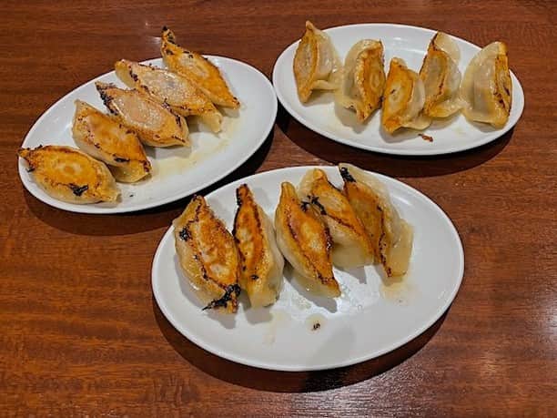小野瀬雅生のインスタグラム：「葛西の独一処餃子（とくいっしょぎょうざ）葛西本店で餃子色々ウマウマウー☆餃子メニューがいっぱい☆焼餃子は豚肉・白菜入り☆大根焼餃子は豚肉・大根入り☆みそ焼餃子は豚肉・インゲン・赤みそ入り☆素菜焼餃子はニラ・玉子・春雨入り・肉ナシ☆どれもこれも☆ヒジョーにウマイ☆肉ナシがインパクト大☆次回は水餃子攻めます♫ #独一処餃子 #葛西 #江戸川区 #焼餃子 #餃子色々 #小野瀬雅生 #onosemasao #ウマウマウー #大根焼餃子 #みそ焼餃子 #素菜焼餃子 #ヒジョーにウマイ」