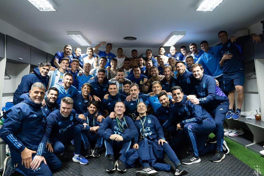 アンヘル・ディ・マリアのインスタグラム：「Este grupo se merece todo lo bueno que le está pasando. Felicitaciones a todos. Se ganó un partido muy difícil. La altura 😂. Vamos Argentina!!! ❤️❤️❤️❤️❤️❤️❤️❤️❤️」