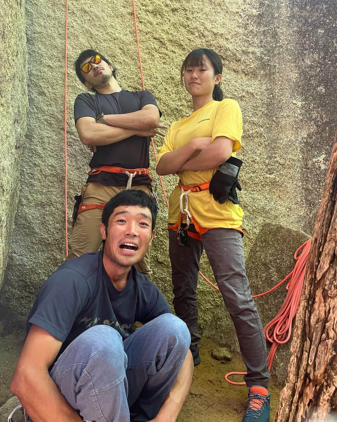 義村萌さんのインスタグラム写真 - (義村萌Instagram)「2023.08.19  小川山　カサブランカ  初めてみた時はいつかこれが登れるのかな…って思ってたカサブランカ。 なんかまともにクラックでリードしたなって気がしました。 オンサイトはできたけど、ずっと力入ってた。 下から笑われてる気がする…！って思ったらビビりすぎて下1/3でカムを1セット使い果たしてた。 次に登るときはもうちょっと上手く配分してきめられるといいな〜  2枚目はお気に入り写真。この3人めちゃめちゃ写真映えする。  僕らの夏休み最終日は朝の晴天が嘘のように午前中で雷雨に襲われ終了。 今年も素敵な夏休みでした。また来年もやりたいな〜！  📸 @climberhey317  🤍 @jyarashi_koubou   #climbing  #小川山」9月13日 7時42分 - moe.yoshimura