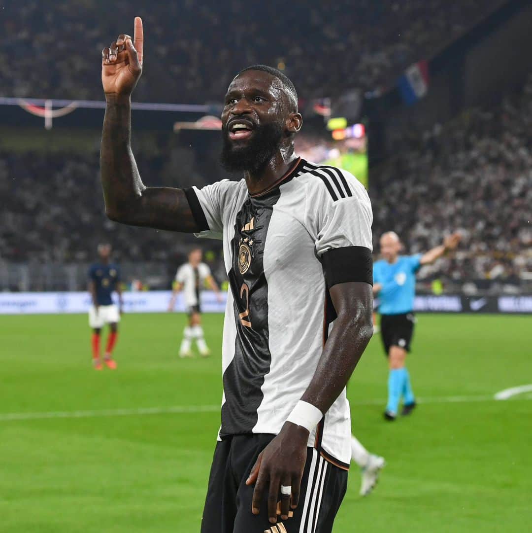 のインスタグラム：「An important step into the right direction ☝🏾🔥🇩🇪🇫🇷 #Hustle #AlwaysBelieve @dfb_team」