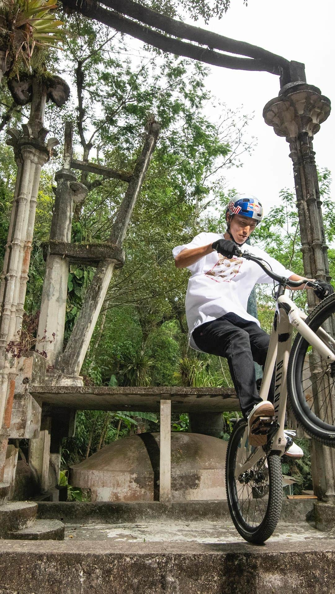 レッドブルのインスタグラム：「Así se ve hacer trial en el Jardín Escultórico de Edward James (por primera vez en la historia 🤯).   Ve el video completo en el canal de YouTube de Red Bull en Español (link en bio) 👀🚲 ____________________________  メキシコの秘境を @tomomi_nishikubo が自転車一つで探索👀🔦  映像本編はプロフィール🔗から✔️  #レッドブル #翼をさずける #自転車 #トライアルバイク #trials #Surreal #trialbike #bike #edwardjames #huastecapotosina」