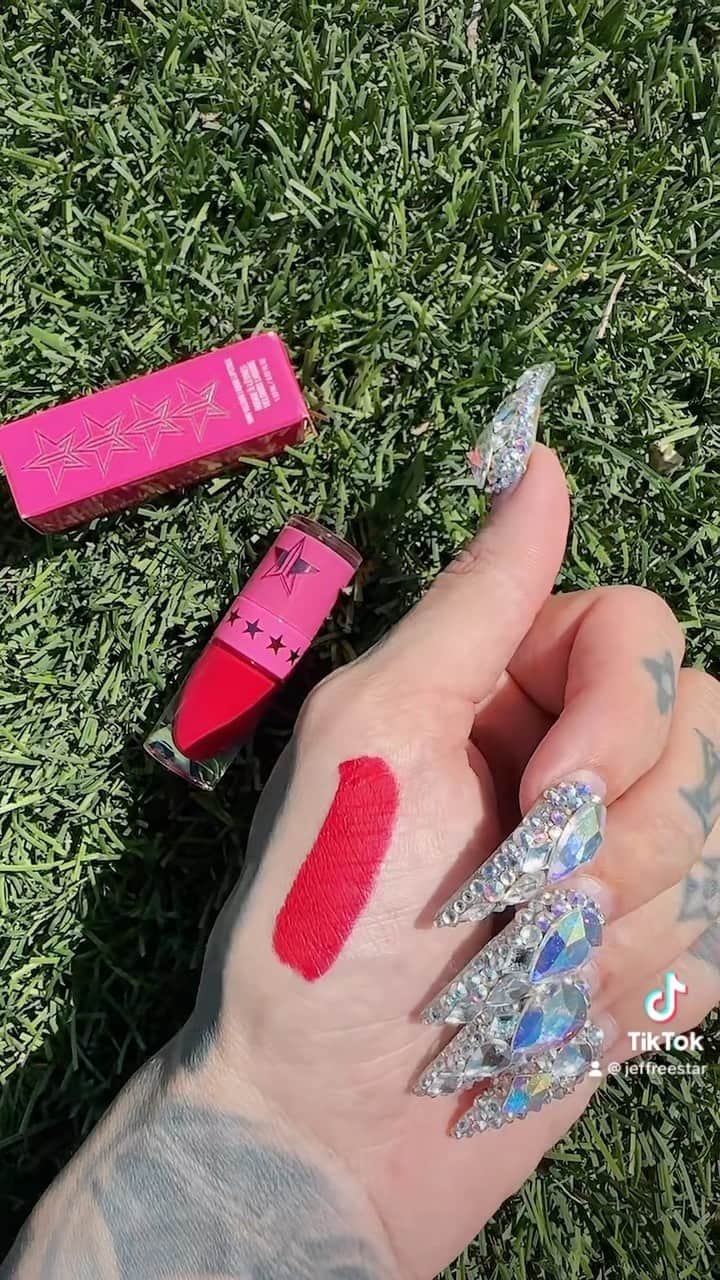 Jeffree Star Cosmeticsのインスタグラム：「HI SEPTEMBER EXCLUSIVE, how are ya? 🆘🔥 For this entire month, spend $30 or more ONLINE & get a FREE “Hot Rod Lynn” #velourliquidlipstick mini!!! ⭐️ This shade will never be made again! Isn’t it stunning?? 💋 #jeffreestarcosmetics #lipstick #makeup」