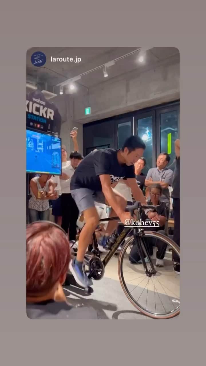 山本幸平のインスタグラム：「ワフーが定番固定ローラーのKICKRの新型KICKR MOVEをローンチした。今作では前後に動く機構を取り入れることでこれまで以上に自然なフィーリングでインドアサイクリングを楽しめるスマートローラーへと進化を遂げている。また、自転車型スマートローラーのセカンドグレードKICKR BIKE SHIFTもリリースされた。  新型Kickr Move実走した感想:前後へ動くのでペダリングの向上に繋がりやすい！外ライド時に、ちょっとだけハンドルをプッシュして加速するタイミングの良い練習にもなるので同じワットで走った場合でもプッシュ出来ればよりバイクが進んでくれるのを、この新型Kickr Moveで習得して欲しいなって思いましたよー！」