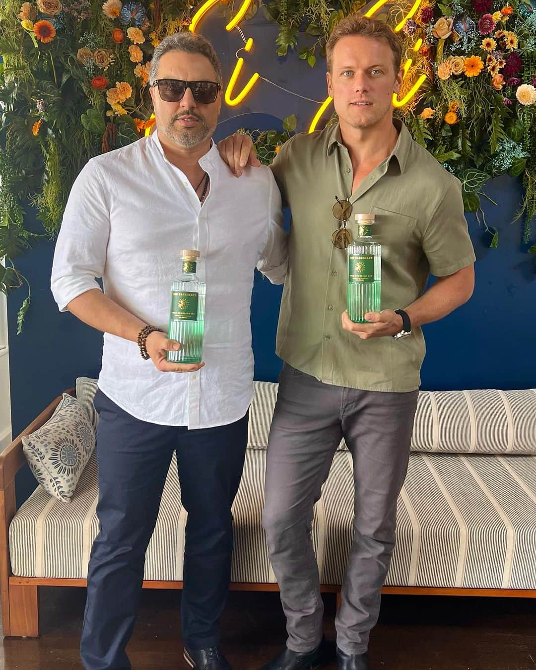 サム・ヒューアンさんのインスタグラム写真 - (サム・ヒューアンInstagram)「Huge THANK YOU to every that joined our @sassenachspirits tour of the US! Was fun to celebrate our multiple gold medal award winning Wild Scottish Gin! 🏆 I’m developing some specific cocktails and perfect serves for you all to try, please share your discoveries and in the meantime, enjoy our crisp, innovative gin! 🍏🍸😘」9月13日 6時20分 - samheughan