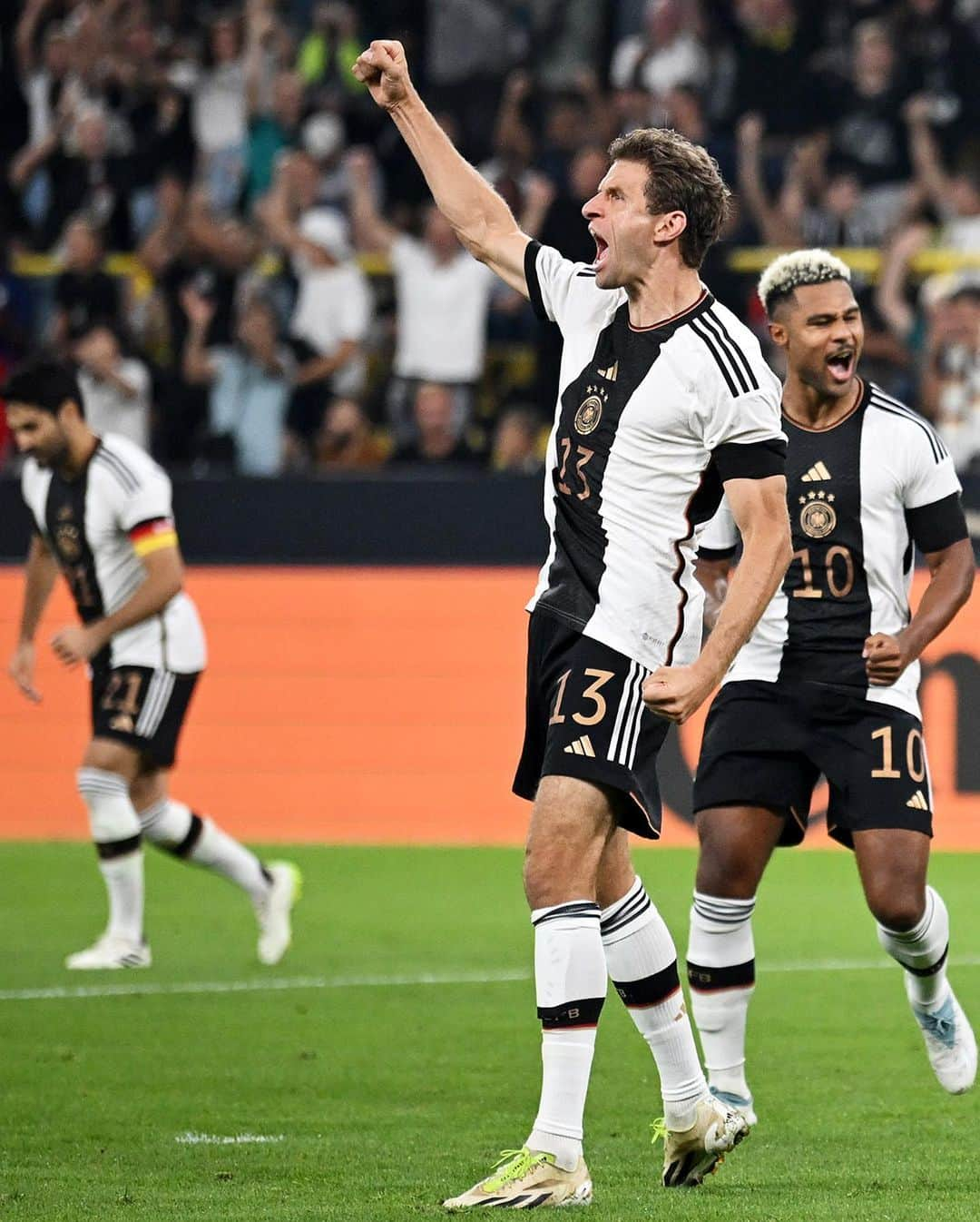 トーマス・ミュラーさんのインスタグラム写真 - (トーマス・ミュラーInstagram)「Same date, same stadium, same goal celebration 🥳  ⚽️ @esmuellert ⤵️ 📆 Dortmund, 12th September 2023  📆 Dortmund, 12th September 2009  #FCBayern #MiaSanMia」9月13日 6時30分 - esmuellert