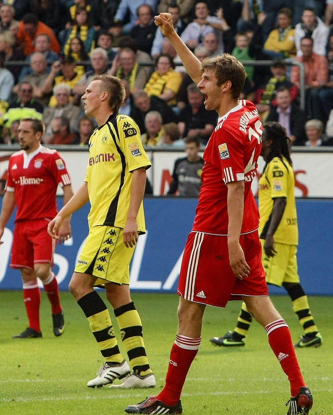 トーマス・ミュラーさんのインスタグラム写真 - (トーマス・ミュラーInstagram)「Same date, same stadium, same goal celebration 🥳  ⚽️ @esmuellert ⤵️ 📆 Dortmund, 12th September 2023  📆 Dortmund, 12th September 2009  #FCBayern #MiaSanMia」9月13日 6時30分 - esmuellert