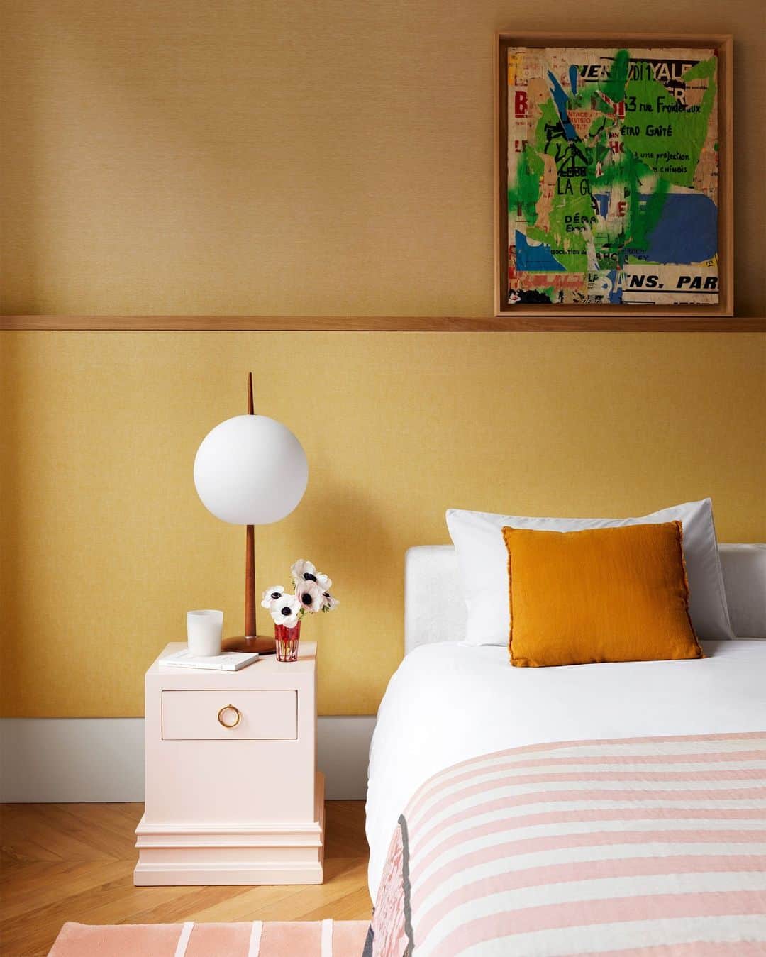 のインスタグラム：「Mellow yellow in this primary bedroom, which is as cheery as it is snug, thanks to one of France’s hottest designers, Pierre Gonalons (@galeriepierregonalons). He sheathed the walls in a mustard yellow @metaphoresparis fabric, then juxtaposed it with a lacquered custom pink nightstand by Gonalons himself. The result is an extension of the home’s original coziness, with what the homeowner calls “a certain eccentricity to the decor.”   To see more of this eclectic city apartment, as toured in our September 2023 issue, click the link in bio. Written by @iangphillips. Photographed by @stephanjulliard.」