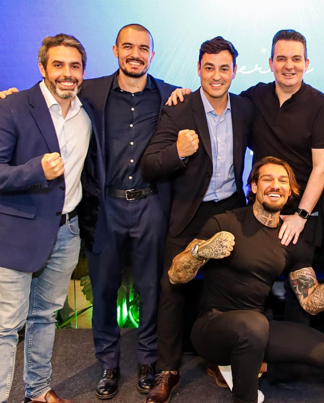 ルーカス・ルッコのインスタグラム：「NÓS JÁ DOMINAMOS O BRASIL!   A minha rede de clínicas de estética para homens, @homenz.franchising, deu start em sua expansão nacional via @300franchising a menos de 45 dias. São 78 unidades (até o momento) 16 já estão em pleno funcionamento e faturando. Em imersão exclusiva pros nossos 50 primeiros franqueados elevamos muito o nível do game e colocamos todos os nossos sócios e parceiros em uma mesma página: SERMOS REFERÊNCIA EM PROCEDIMENTOS ESTÉTICOS MASCULINOS E EM IMPLANTE CAPILAR NA AMÉRICA LATINA. Obrigado a todos pela presença neste dia tão importante pra todos nós. Que Deus nos abençoe e guarde. HOMENZ!!! 👨🏻👨🏻👨🏻」