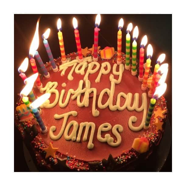 メアリー・マッカートニーさんのインスタグラム写真 - (メアリー・マッカートニーInstagram)「Wishing my darling Brother James the happiest Birthday today. Love you 💕 x Mary   The cake is a recipe my mother taught me. It is more of an assembly job. It’s a surprising cake because it’s iced so it looks like a normal frosted cake until you cut into it and see the ice-cream centre. Kids and grown-ups alike devour it.   ICE CREAM CELEBRATION CAKE  Serves 8  Ingredients 1 1⁄2 lb shop bought loaf cake 4 x 1⁄2 pint (500ml) tubs of plant based  ice cream of your choice, flavours that go well together (vanilla, chocolate, strawberry, mint choc chip, pistachio, coffee, raspberry)  For the icing 150g (5oz) plant butter, softened to room temperature  450g (3 cups) icing (confectioners) sugar, sifted 50ml (3 tablespoons) plant-based milk 1 tablespoon vanilla extract Sprinkles – long strands to decorate  Method  Take the ice cream out of the freezer to allow it to soften, so it is easy to scoop.   Line the base and sides of a 8 inch, deep non-stick cake tin with baking parchment or greaseproof paper.  Cut the loaf cakes widthways into 1⁄4 inch thick slices. Line the cake tin with the cake slices, slightly overlapping in a shingle pattern so there are no gaps.  Using clean hands push the cake down into the sides of the tin. Spoon the softened ice cream into the cake lined tin, one flavour at a time. One on top of the other. It’s fine if they mix together a bit. Continue until full. Transfer to the freezer to set for a least 4 hours or overnight.  To make the icing put the softened butter into a large bowl, then gradually beat in the confectioners sugar using an electric whisk. Mix in the plant-based milk and vanilla extract. Whisk until light and fluffy.  When the ice cream has frozen hard, remove the cake from the freezer and turn it over onto a plate. Remove the tin and peel away the parchment.  Spread the icing all over the cake and decorate with sprinkles. Then place back in the freezer until ready to eat.」9月13日 6時22分 - marymccartney