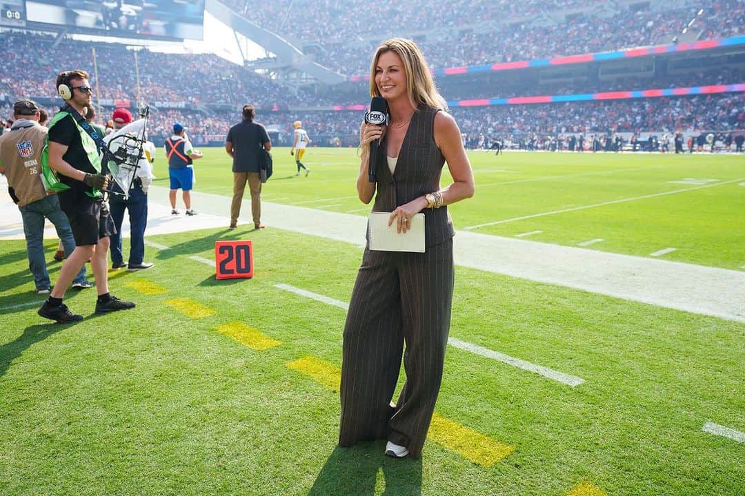 エリン・アンドリューズのインスタグラム：「Week 1 @nflonfox @toddrphoto @jilliangregory @alyssafgreene」
