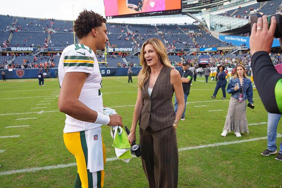 エリン・アンドリューズさんのインスタグラム写真 - (エリン・アンドリューズInstagram)「Week 1 @nflonfox @toddrphoto @jilliangregory @alyssafgreene」9月13日 6時22分 - erinandrews