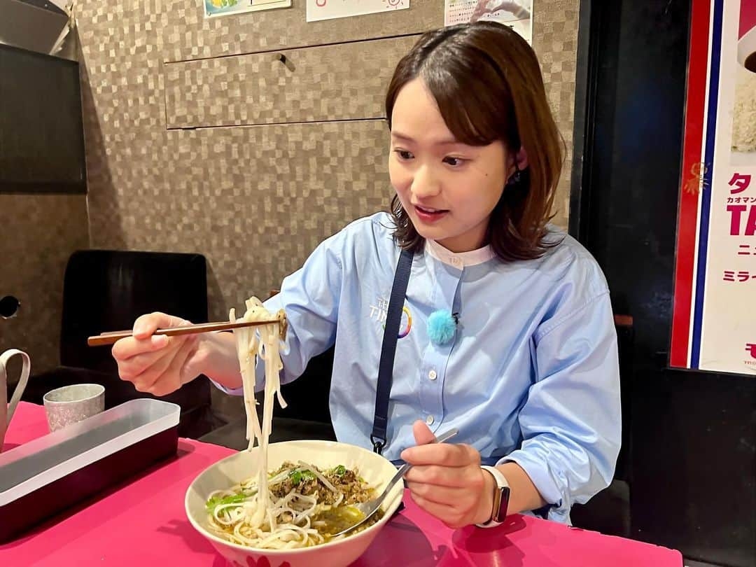 篠原梨菜さんのインスタグラム写真 - (篠原梨菜Instagram)「#早朝グルメ 東京・新宿三丁目駅近く モモタイへ！ 朝5時から営業のタイ料理店。 一番人気のモモタイラーメンを😋 鶏ガラスープにハーブやスパイスで炒めた辛い豚ひき肉がたっぷり！ センレックという米粉の麺がツルッと喉越し◎ クセになる美味しさです！ #水曜朝5時のラーメンtime #thetime_tbs #モモタイ #新宿グルメ #タイ料理 #モモタイラーメン  #辛いもの好き  #tbs」9月13日 6時24分 - shinorinatbs