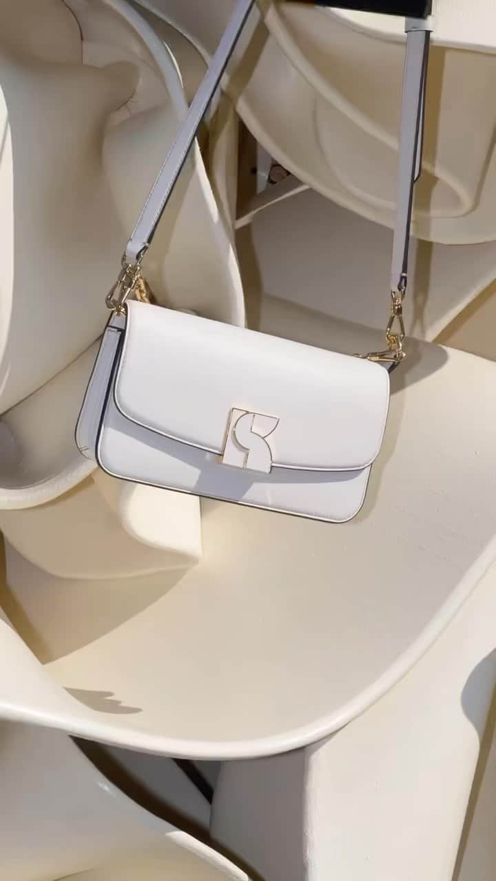 ケイト・スペードのインスタグラム：「There goes Dakota, stealing the NYFW spotlight. (When we say it’s our latest It bag, we’re not kidding.) #katespadeny #katespadenydakota」