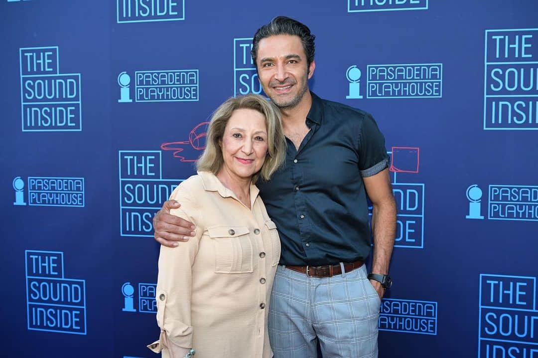 ペジ・ヴァーダトのインスタグラム：「With my beautiful mom on her first red carpet @pasadenaplayhouse supporting the incomparable @amybrenneman absolutely blow our minds with her brilliance in #thesoundinside go see this show asap! @speedypineda thank you for taking care of us.」