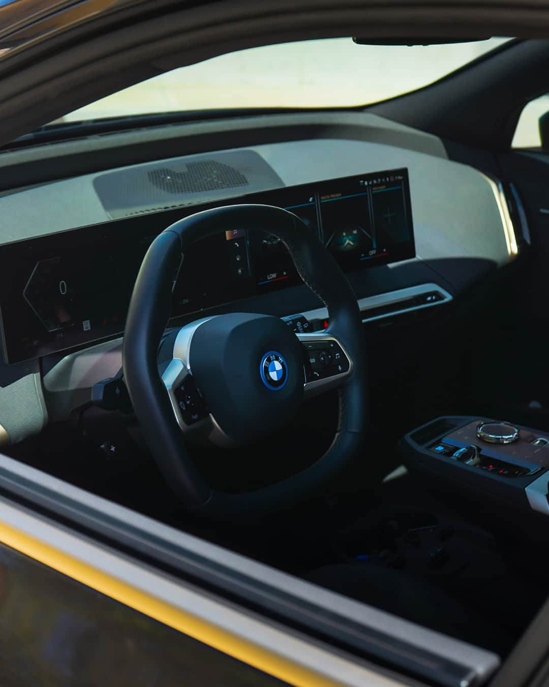 BMWさんのインスタグラム写真 - (BMWInstagram)「Like the view? ↩️ #BMWRepost 📸 @photosbysako   The BMW iX. #THEiX #BMWi #BornElectric  __ BMW iX xDrive50: Combined power consumption: 22.6–19.7 kWh/100 km. Combined CO2 emissions: 0 g/km. Electric range: 550–630 kilometers. All data according to WLTP. Further info: www.bmw.com/disclaimer」9月13日 6時40分 - bmw