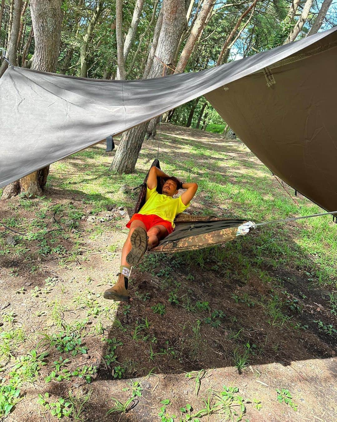 池内博之のインスタグラム：「やっぱハンモックだね🖤 #dd  #ddhammocks」