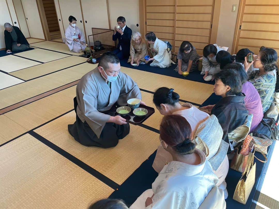 小路晃のインスタグラム：「【一期一会】 一生に一度きりの機会、 もう二度と会えない相手に、 今できる最高のおもてなし。  室町時代から発展を続け受け継がれ 千利休が説いた、 「客人を思って全力を尽くすおもてなしの心」 日本の伝統文化と向き合い、奥底には凄いエネルギーが秘められていると私は思っています。 その「日本の底力」を現代を預かる一人として未来を生きる子供たちに託せるよう、お稽古を通じて精進して参ります。」