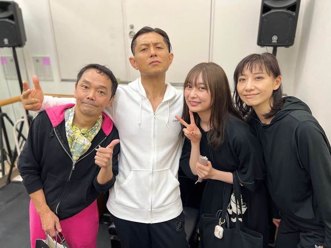 鈴木絢音のインスタグラム：「舞台「銀河鉄道の父」を観劇した際、初演でお世話になった皆さまにお会いすることができました🫣 久しぶりでちょっぴり緊張したけれど、とっても嬉しかったです🤍 無事に千穐楽を迎えられますように.....皆さまも是非劇場へ！」