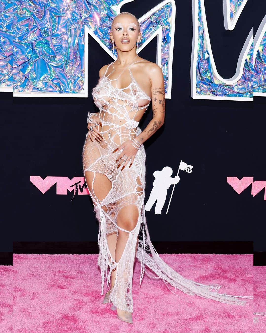 Just Jaredさんのインスタグラム写真 - (Just JaredInstagram)「Doja Cat wears a revealing cobweb ensemble from Monse on the MTV VMAs pink carpet, where she's performing and nominated for six awards. See all the photos on JustJared.com! 🕷️  #DojaCat #Monse #VMAs #MTVVMAs #VMAs2023 Photos: Getty」9月13日 6時59分 - justjared