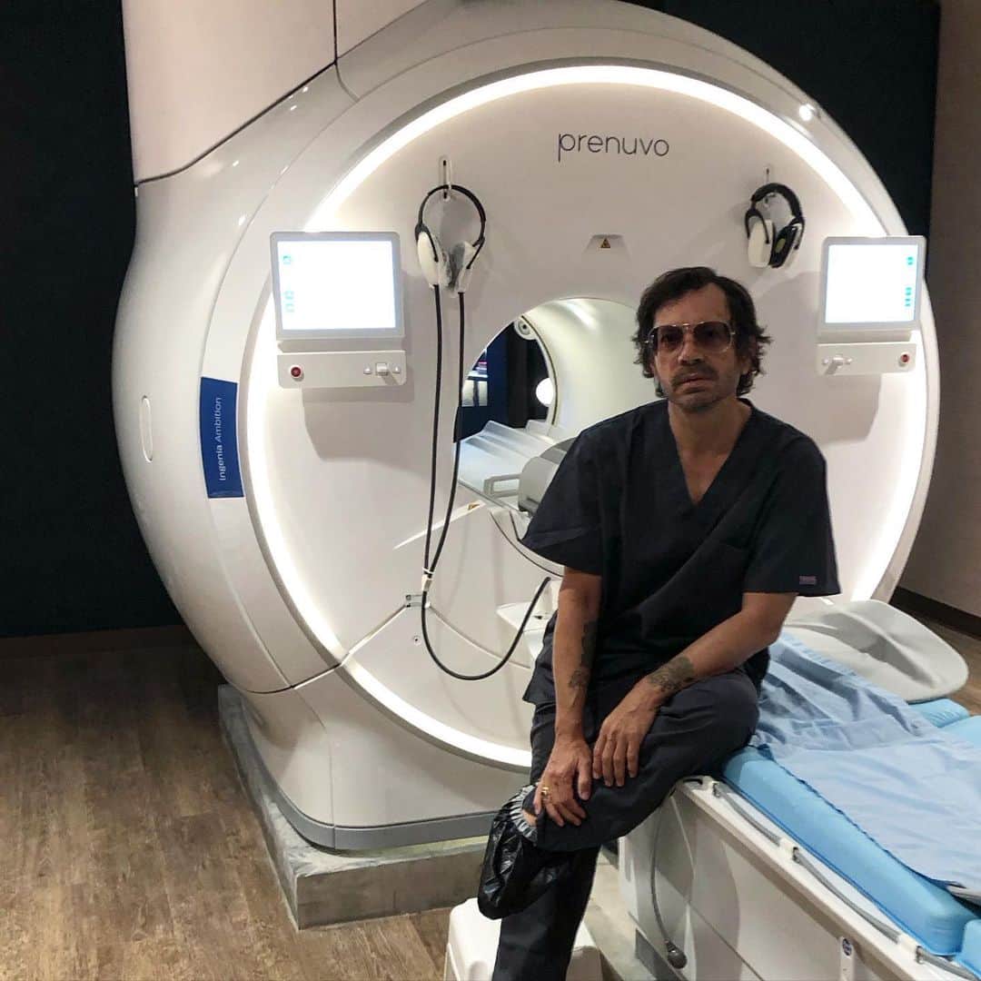 オリヴィエ・ザームのインスタグラム：「Préventive action! My tour to model in between two NYC shows for this futuristic camera @prenuvo full-body MRI scan pioneering the future of healthcare. Thank you guys.」
